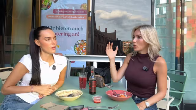 Haarstyling, Ernährung und Fitnesspläne im Gespräch