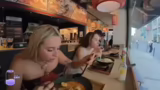 Gemeinsames Essen und Gespräc…
