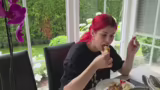 DIESE FRAU GRILLT ZUM 1. MAL