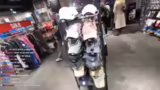 Betteln für Schuhe und Treffe…
