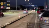 Dunkler Transporter und Kanal…