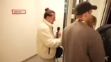 Bühnenauftritt und Merch-Verk…