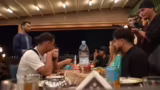 Essen, TikTok und Musikvideo-…