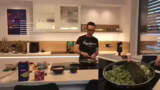 Zubereitung von Spinat und To…