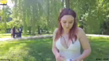 Annie spielt Ukulele und geme…