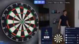 Dart-Duell mit Gästen: Vier Spieler, zwei Teams, ein Sieg