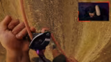 Gemeinsamer Abstieg eines Kletterteams in ein Megaloch unter einem Staudamm