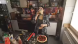 Auswürfeln der Pizza-Zutaten