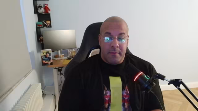 Lehrer Herr Reff diskutiert Vielfalt an Themen in Sendung