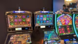 Live aus dem Casino: Spielautomaten und Kartentische im Einsatz