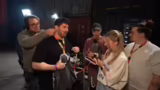 Backstage-Vorbereitungen und…