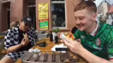 Verzehr des XXL Hotdogs und R…