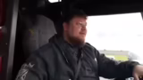 Kutscher fährt den Bus und da…
