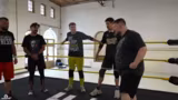 Chaotisches Wrestling-Training mit Knirpz zeigt ungewöhnliche Wendungen