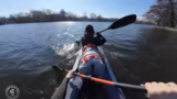 KAJAK FAHREN (ODER SCHWIMMEN) KnabeKola…