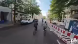 Fahrt durch Berlin: Poller, H…