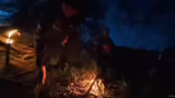 Lagerfeuer-Action und Outdoor…