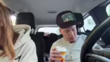 Mukbang im Auto: Essen, Haarg…