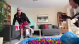 Vater schaut beim Musikvideod…