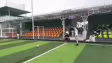 Aufbruch zum Fußballfeld und…