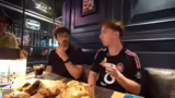 Restaurantbesuch und Diskussi…