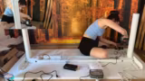 Frau baut erstmals Tisch allein - mit Ergotopia All-in-One-Set