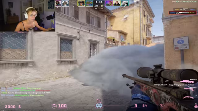 Counter-Strike-Gameplay mit spielerischen Taktiken und gemeinschaftlichem Teamwork in der Nacht