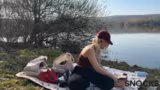 Blondine grillt und Doggo ist auch dabe…