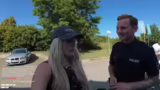 Polizeiweste-Posing für Stick…