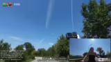 Twitch-Filmerin, Wind und Bra…