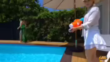 Pool-Challenge und Jen-Anruf