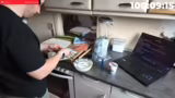 Zubereitung der Gurke-Lachs-R…