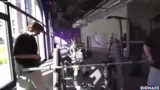 Roboter-Unfall beim Squat-Ver…