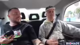 Ankunft des Taxis und Diskuss…