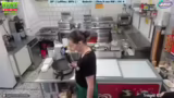 Johnsman als Aushilfe im Kiosk