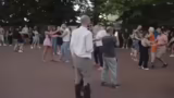 Gesang, Fan-Interaktionen und…