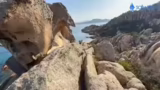 Abstieg vom Felsen und Überle…