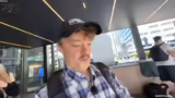 Anprobe von Cowboy-Stiefeln u…
