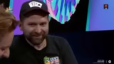 Adam dominiert die Pokerrunde…