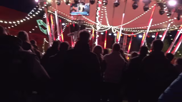 Geschenkübergabe bei Joko und Klaas Show