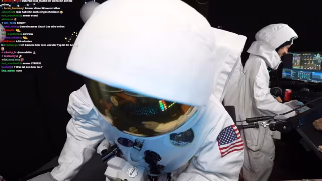 Zwei Astronauten kämpfen sich vom Mond