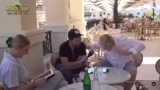 Ankunft im Café de Paris und…