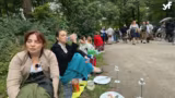 Chaotischer Kocherlball im Englischen Garten mit Gästen