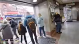 Snacks in der U-Bahn und Vorf…