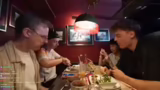 Restaurantbesuch und Diskussi…