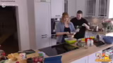 Vorbereitung des Nudelsalats